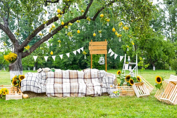 Düğün süslemeleri ve ağaç üzerinde