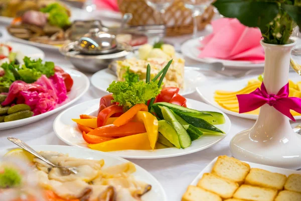 düğün günü masaya güzel çiçek