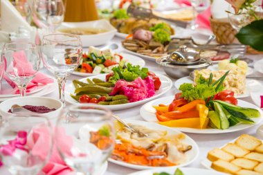 Ziyafet tablo ile farklı yemekler servis restoran.