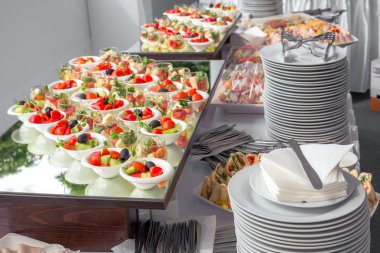 Ziyafet tablo ile farklı yemekler servis restoran.