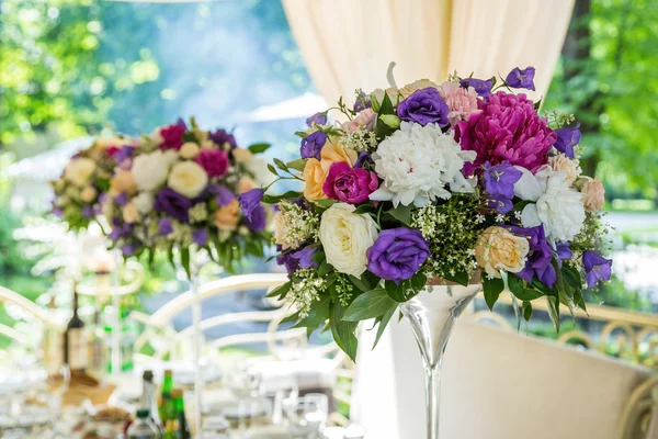 Decorazione della tavola con fiori — Foto Stock