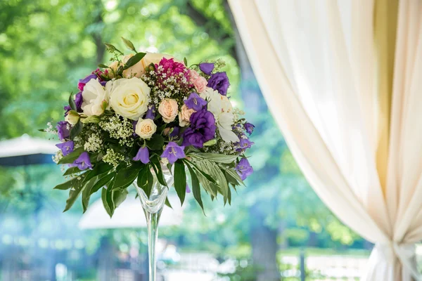 çiçekli masa dekorasyonu