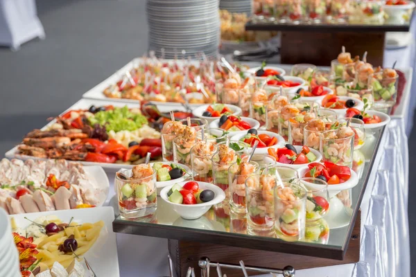 Ziyafet tablo ile farklı yemekler servis restoran.