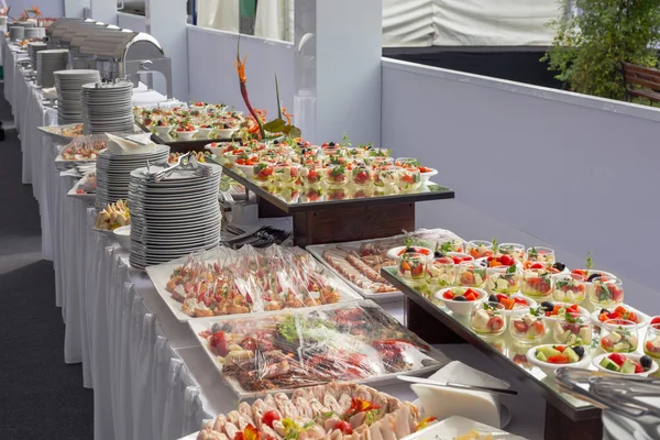 Mesa do banquete no restaurante servido com diferentes refeições . — Fotografia de Stock