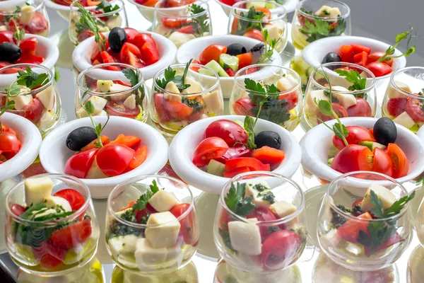 Ziyafet tablo ile farklı yemekler servis restoran.