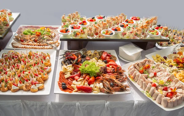 Mesa de banquete en restaurante servida con diferentes comidas . — Foto de Stock