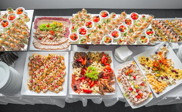 Mesa de banquete en restaurante servida con diferentes comidas . — Foto de Stock