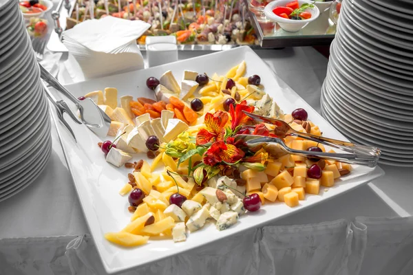 Mesa de banquete en restaurante servida con diferentes comidas . — Foto de Stock