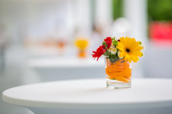 çiçekli masa dekorasyonu