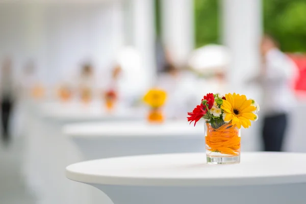 çiçekli masa dekorasyonu