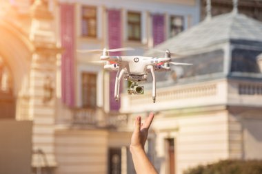 Dron'un erkek elinden çıkarıyor. Gün batımı alanında uçmak için helikopter bırakmadan genç.