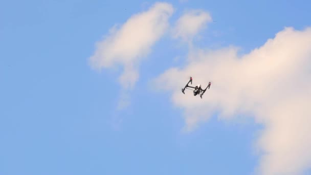 Drone vliegen tegen — Stockvideo