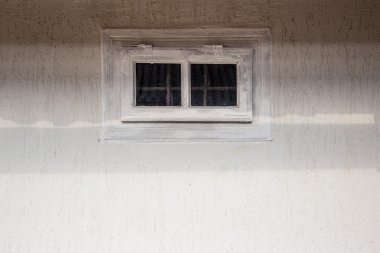 Küçük bir pencere ev dış cephe detay ile boş duvar.