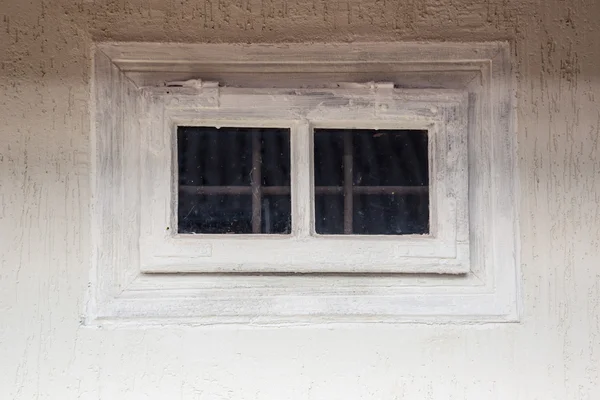 Empty wall with small window Detail of house exterior wall. — Stock Photo, Image