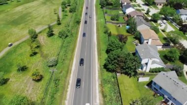 Illinois pelerinindeki Aerila manzaralı küçük yol yoğun araba trafiğiyle dolu. Golf sahaları ve küçük yerleşim alanları. Otoyolu olan küçük bir kasabanın manzarası..