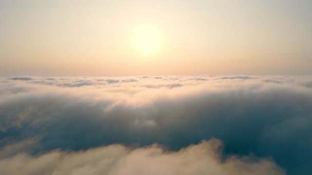 Fabuloso amanecer sobre las nubes. Vuelo sobre la niebla de la mañana por encima del cielo y rayos de sol que iluminan la niebla y las nubes. Fondo o textura. — Vídeos de Stock