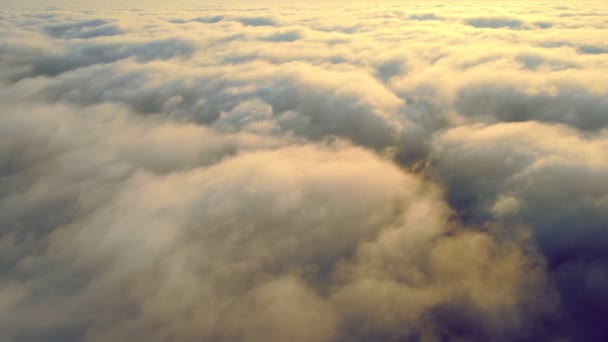 Wspaniały wschód słońca nad chmurami. Lot nad poranną mgłą nad niebem i promieniami słońca, które oświetlają mgłę i chmury. Kontekst lub faktura. — Wideo stockowe
