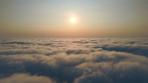 Heerlijke zonsopgang boven de wolken. Vlucht over de ochtendmist boven de hemel en zonnestralen die de mist en wolken verlichten. Achtergrond of textuur. — Stockvideo