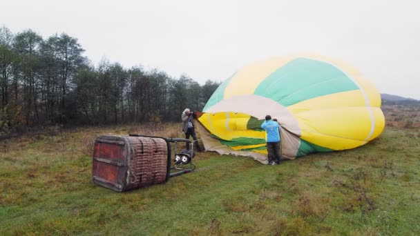 Ukraine. Lviv novembre 1, 2020 Les voyageurs gonflent le ballon avec de l'air chaud et se préparent à voler dans un ballon au-dessus des nuages. Préparation d'un vol en montgolfière — Video