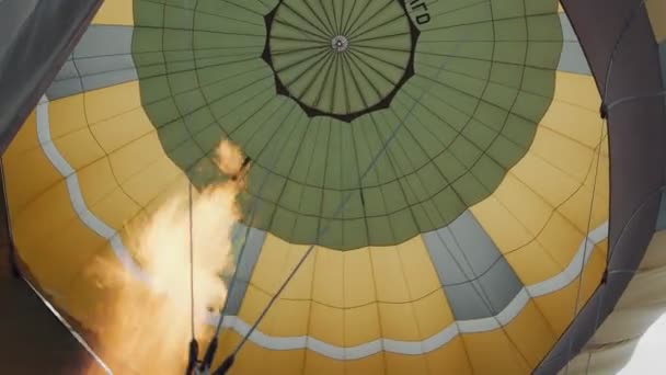 Os viajantes inflam o balão com ar quente e se preparam para voar em um balão acima das nuvens. Preparação para um voo de balão — Vídeo de Stock