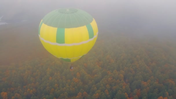 Palloncino che sorvola la foresta autunnale con nebbia fitta e tempo nuvoloso, vista dall'alto. — Video Stock