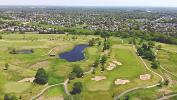 Aerial View vanaf de top n van de golfbaan. Mensen en auto 's op een golfbaan vanaf een hoogte. — Stockvideo