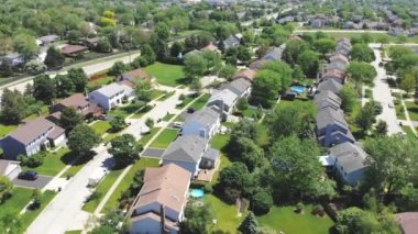 Amerika 'daki evlerin üzerinde havadan uçuş. Kuzey Amerika 'da yerleşim yeri. Kuş bakışı manzaralı harika bir manzara..