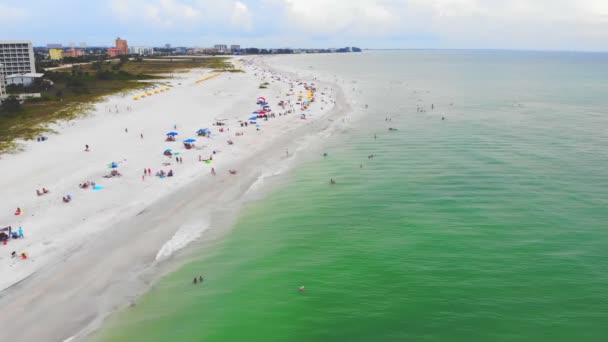 Vuelo aéreo vista dron sobre la playa de Miami. Vuelo sobre la playa y la gente que se relaja en tiempo nublado. Mal tiempo para descansar. Día nublado en el océano — Vídeos de Stock