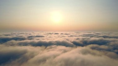 Bulutların üstünde gün batımı. Gün batımında bulutların üzerinde uçmak.