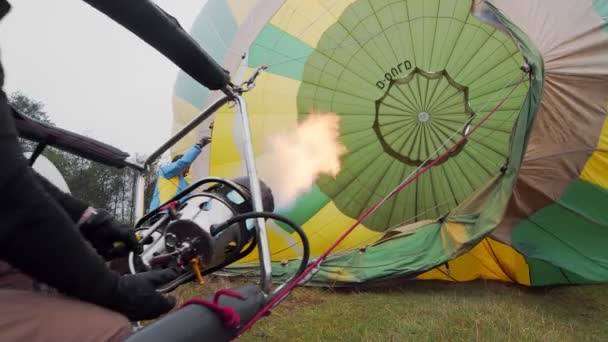 I viaggiatori gonfiano il palloncino con aria calda e si preparano a volare in un palloncino sopra le nuvole. Preparazione per un volo in mongolfiera — Video Stock