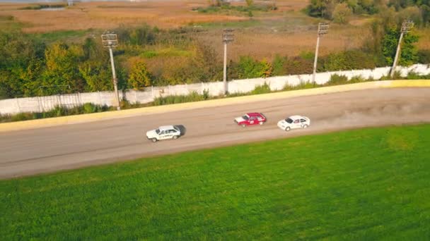 Ucrânia. Lviv Novembro 1, 2020 Vista aérea no topo Corridas na pista de corridas. Carros dirigindo em um círculo à deriva em torno de cantos competir para o primeiro lugar em corridas de carro. — Vídeo de Stock