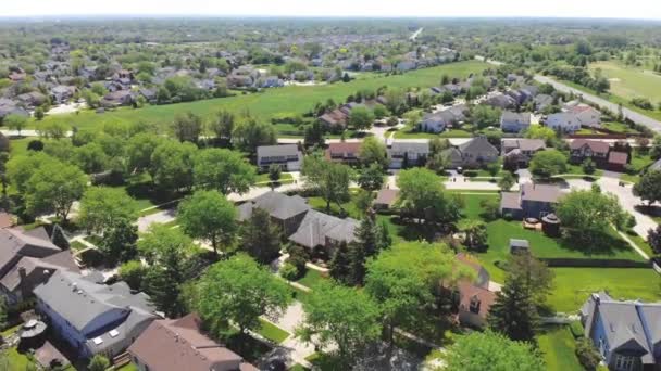 Luftflug über den Häusern der Stadt in Amerika. Siedlung in Nordamerika. Wunderschöne Aussicht auf die gemütliche Gegend aus der Vogelperspektive. — Stockvideo