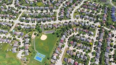 Amerika 'daki evlerin üzerinde havadan uçuş. Kuzey Amerika 'da yerleşim yeri. Kuş bakışı manzaralı harika bir manzara..