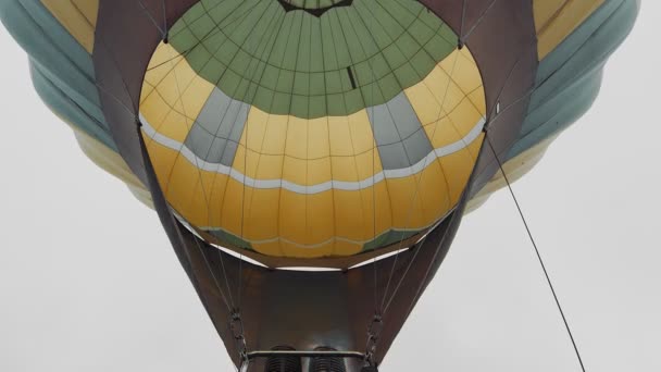 Les voyageurs gonflent le ballon avec de l'air chaud et se préparent à voler dans un ballon au-dessus des nuages. Préparation d'un vol en montgolfière — Video