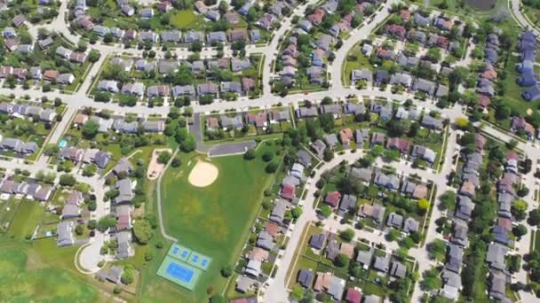 Aerial Flight over the houses of the city in America. Settlement in North America. Wonderful beautiful views of the cozy area from a birds eye view. — Stock Footage Aerial Flight over the houses of the city in America. Settlement in North America. Wonderful beautiful views of the cozy area from a birds eye view. Royalty Free Stock Footage