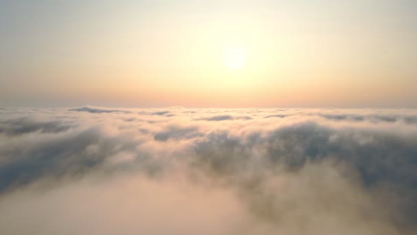 夕阳笼罩在云彩之上。日落时分飞越云彩. — 图库视频影像