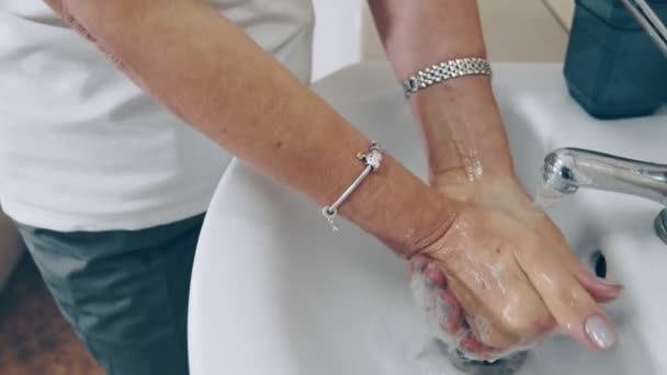 Trabajadora de laboratorio se lava las manos antes de tomar sangre. Mujer lavándose las manos con jabón — Vídeo de stock