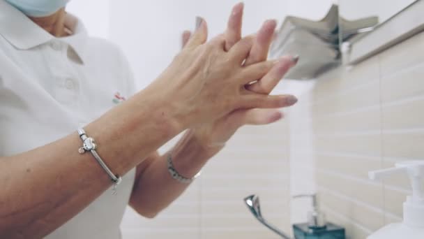 A női laboros kezet mos, mielőtt vért vesz. A nő szappannal mossa a kezét — Stock videók