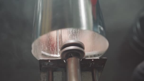 Zamknij ręce ślusarza pracującego z maszyną na metalu. Ślusarz pracujący z maszyną do obróbki metalu. — Wideo stockowe