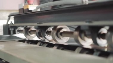 Metal bir plakayı kesen bir makine. Metal işleme devam ediyor. Havalandırma kutularının oluşturulması.