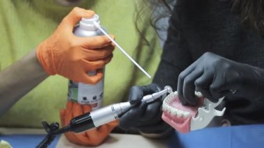 Tıp pratiği. Gelecekteki dişçiler insan çenesinin kalıbının modeli üzerinde pratik yaparlar.