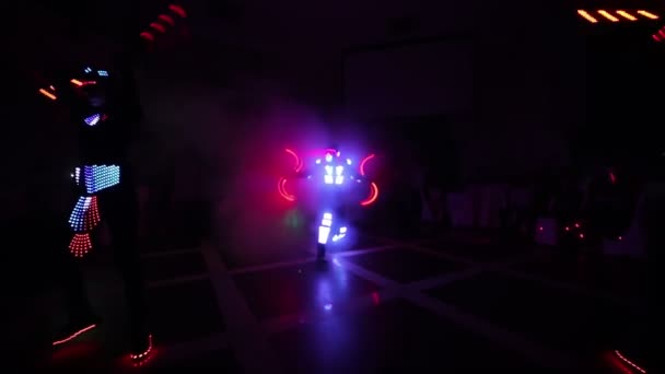 Laser led show. Los artistas muestran danza y espectáculo de láser en una habitación oscura. La ropa brilla con hielo y luz láser. Discoteca láser nocturno. — Vídeo de stock