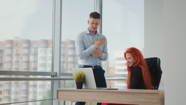 Biznesmen i menedżer tańczą w biurze po udanej umowie. Pracownicy biurowi tańczą po pracy. — Wideo stockowe