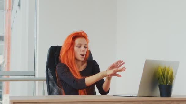 Šťastná žena sedící před počítačem a tančící štěstím. Dálková práce doma a šťastné emoce z práce. Žena s jasnými zrzavými vlasy kavkazské národnosti — Stock video