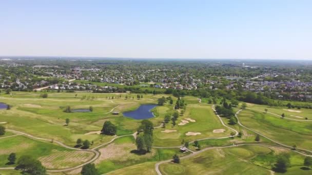 Beau terrain d'un parc national avec des lacs et des terrains de golf dans le contexte d'une petite ville dans l'État américain de l'Illinois — Video