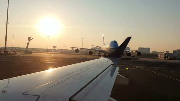 Olanda. Amsterdam 10.12.2020. Prepararsi per il volo dell'aereo. Veduta dell'ala di un aeroplano attraverso il finestrino di un aeroplano che ruba sulla passerella Prepararsi al volo dell'aereo. A — Video Stock