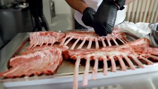 De slager bereidt een prachtig stuk lam. De chef bereidt een gerecht van vlees en vers lam — Stockvideo
