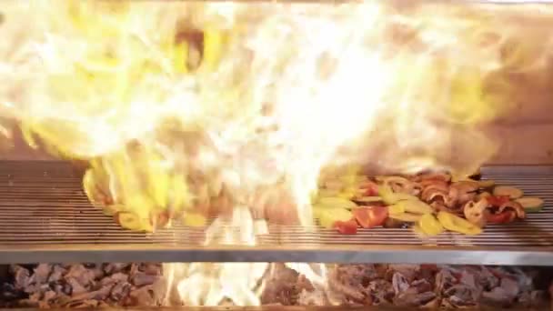 Jehněčí a zelenina grilované. Záblesk ohně během vaření. Grilované maso a zelenina na ohni. Připravený pokrm z grilovaného jehněčího masa a zeleniny — Stock video