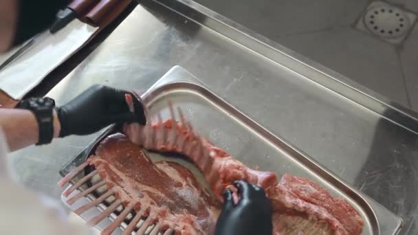 Chef wendet Lammstücke, die mit würzigen Gewürzen mariniert sind. Lammfleisch in Nahaufnahme mariniert. — Stockvideo