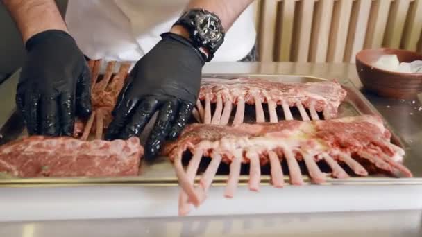 Chef-kok draait stukken lamsvlees gemarineerd met pittige specerijen. Lamsvlees van dichtbij gemarineerd. — Stockvideo